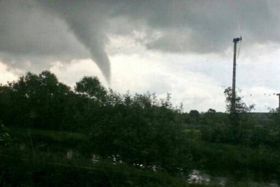 Vòi rồng phá hỏng cuối tuần của nước Anh